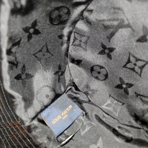 Louis Vuitton Rainy Day Bob Hat Louis Vuitton Water Proof Monogram Patch Medium - Picture 9 of 12